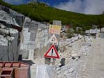 Marble horror picture show: wonderful surplombant cliffs (and mountain signs)